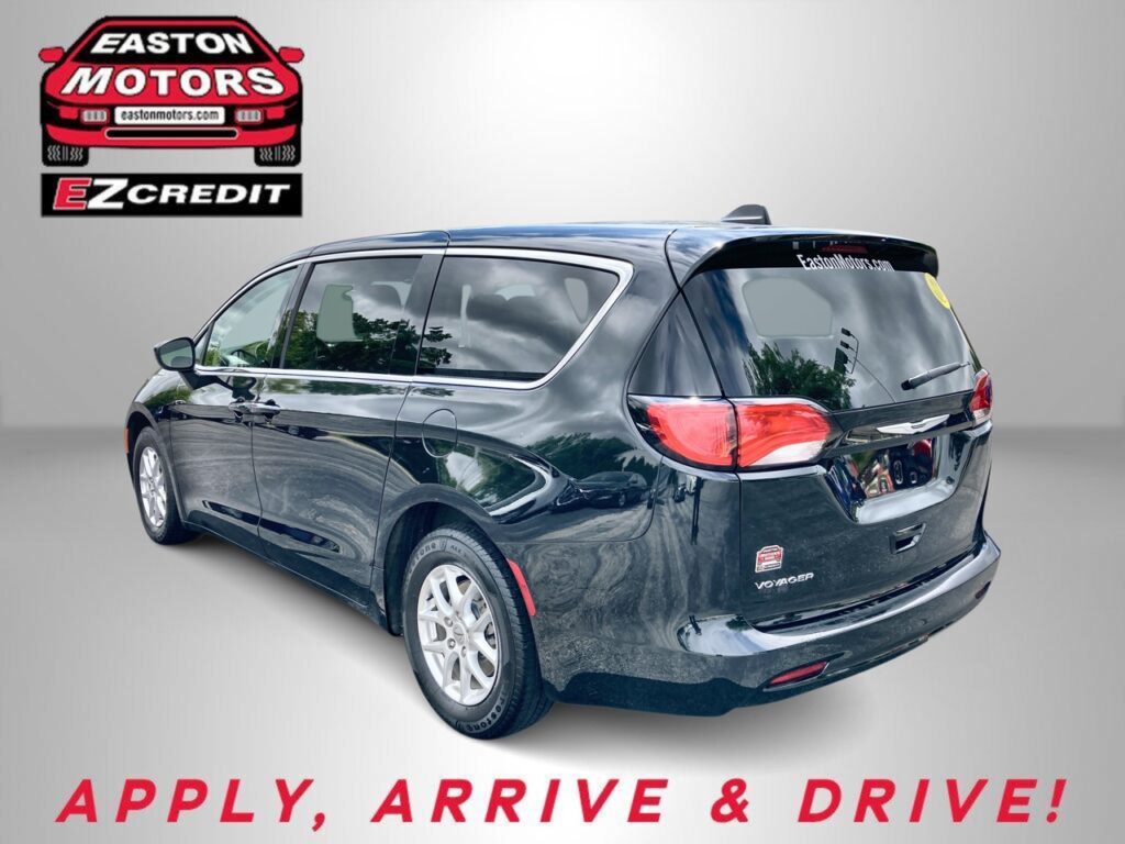 2022 CHRYSLER VOYAGER LX