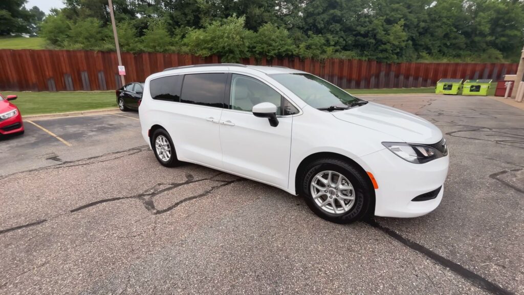 2021 CHRYSLER VOYAGER LXI