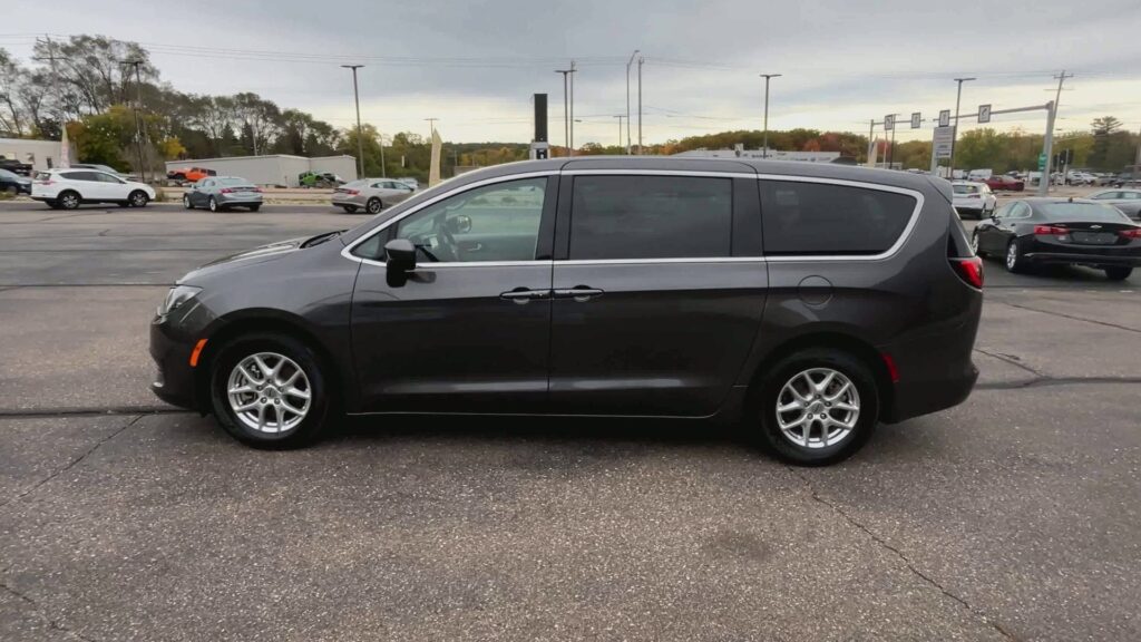 2023 CHRYSLER VOYAGER LX