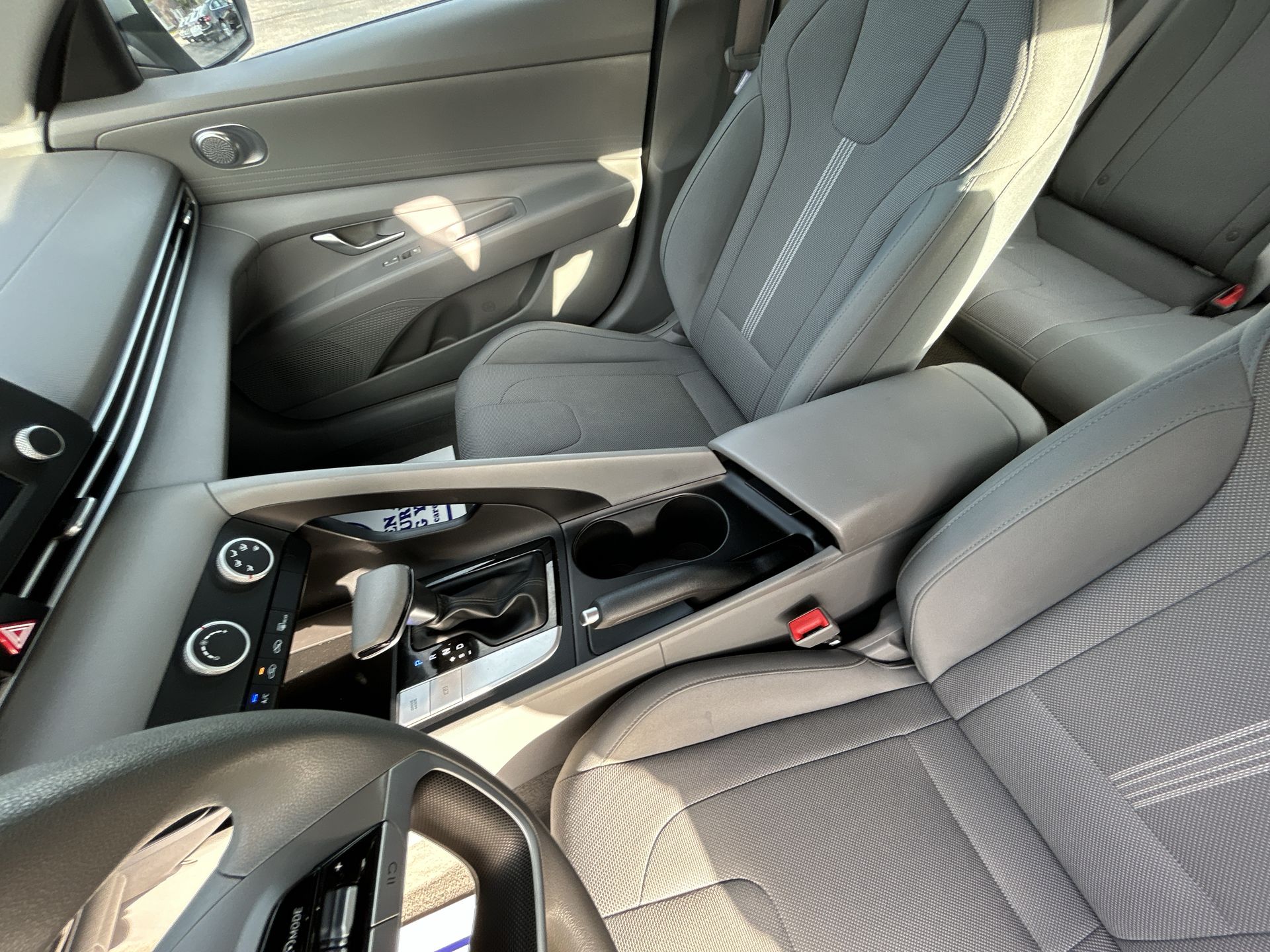 2021 Hyundai Elantra SE's photo