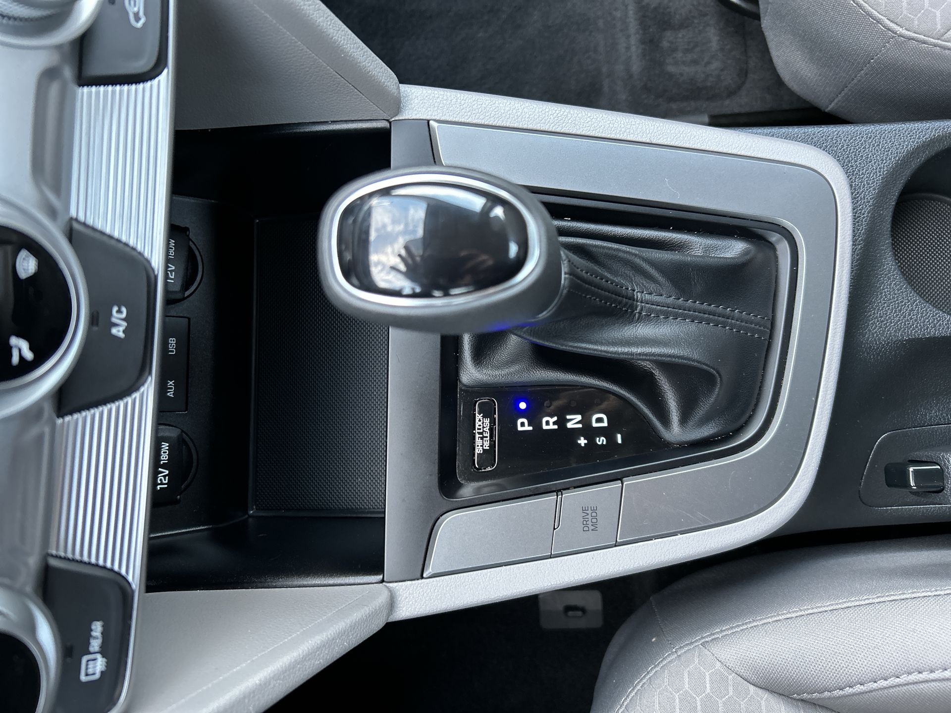 2019 Hyundai Elantra SE's photo